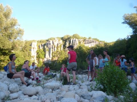 Randonnée le soir au bord de la rivière en ardeche